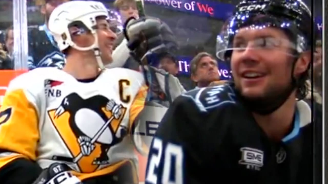 Andrew Peeke's gesture at Sidney Crosby is going viral