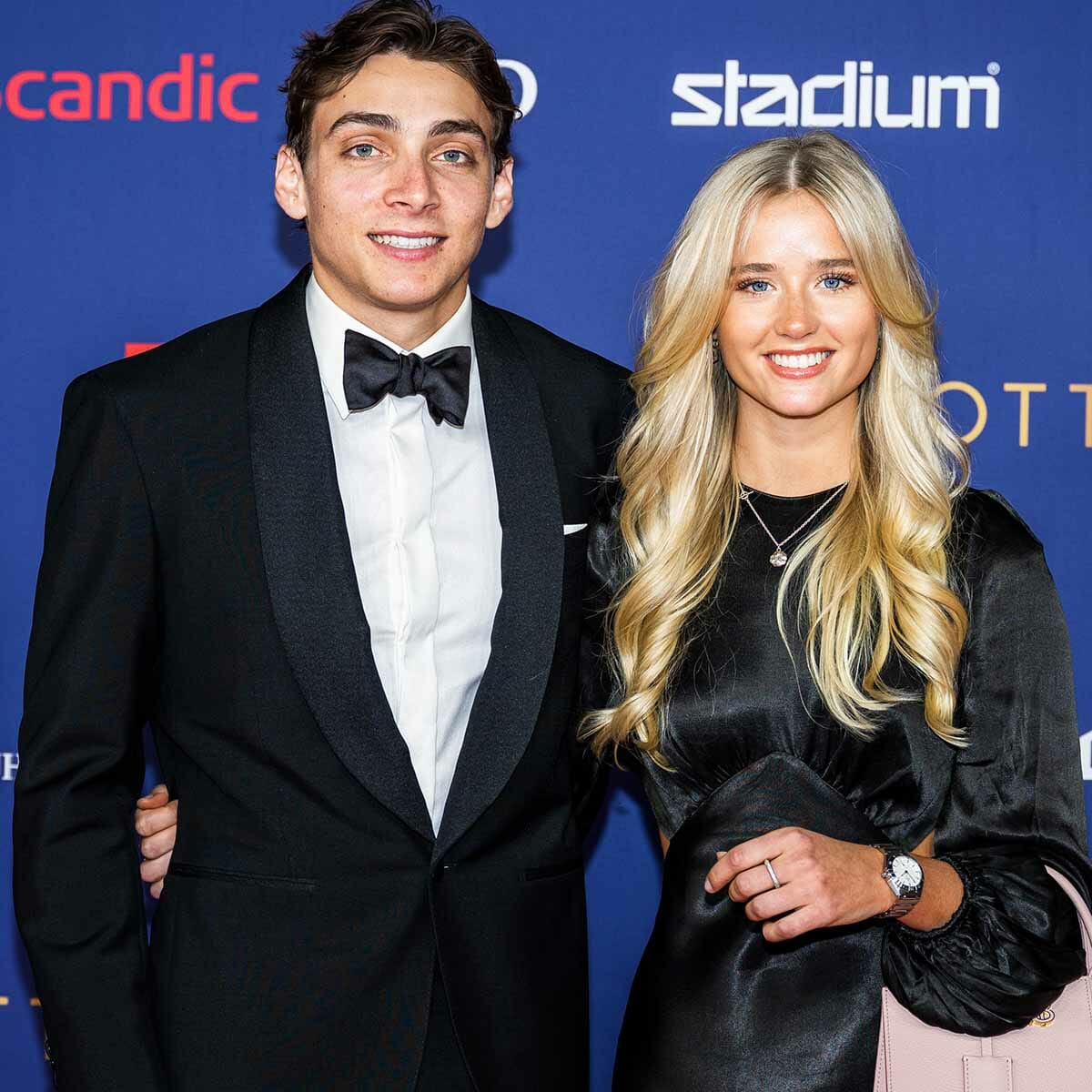 Nya Bilden P Armand Duplantis Och Flickv nnen Desir Som Nu Hyllas 