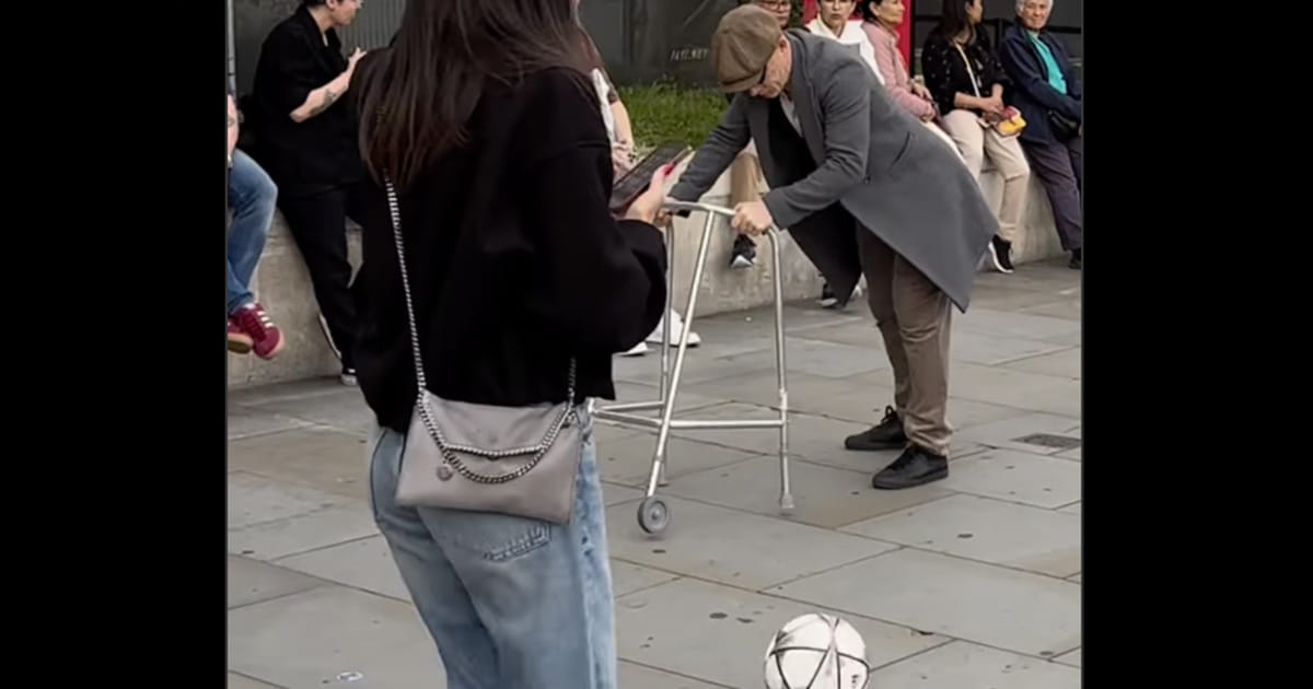 Gamle gubben får en boll vid sina fötter och bjuder på sällan skådad uppvisning.