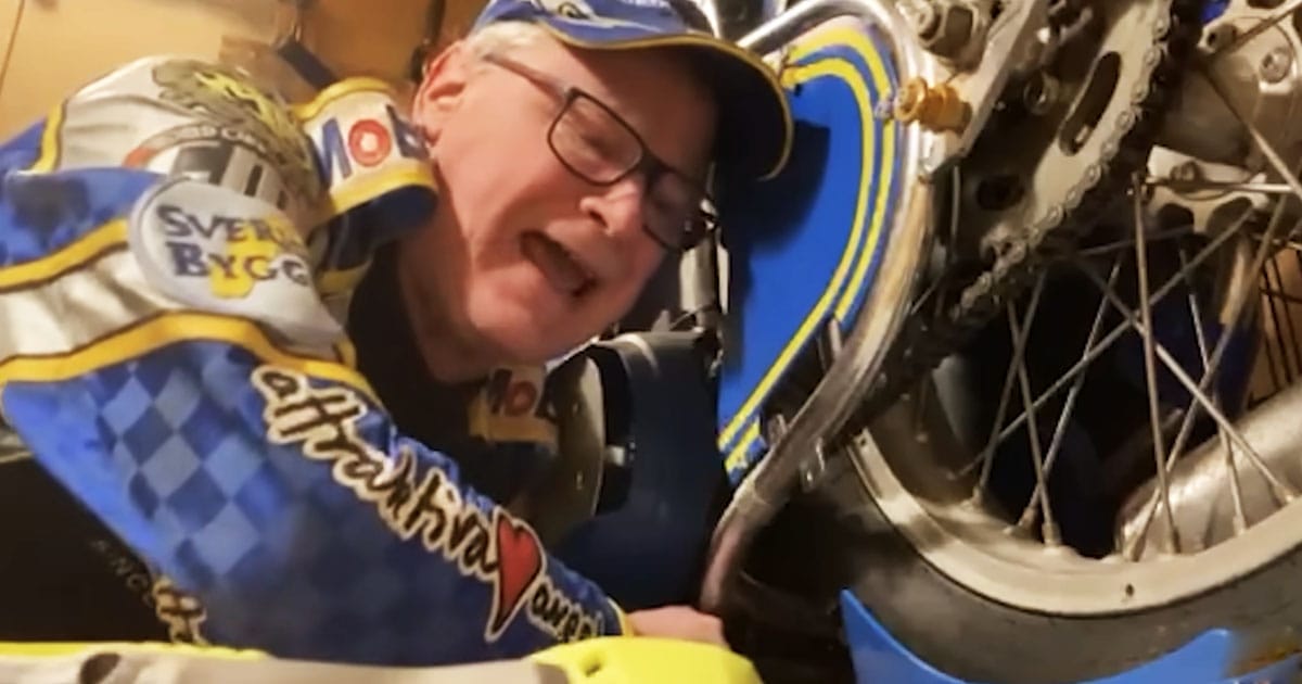 Robert Gustafsson gör comeback som Tony Rickardsson och bjuder på stor humor.