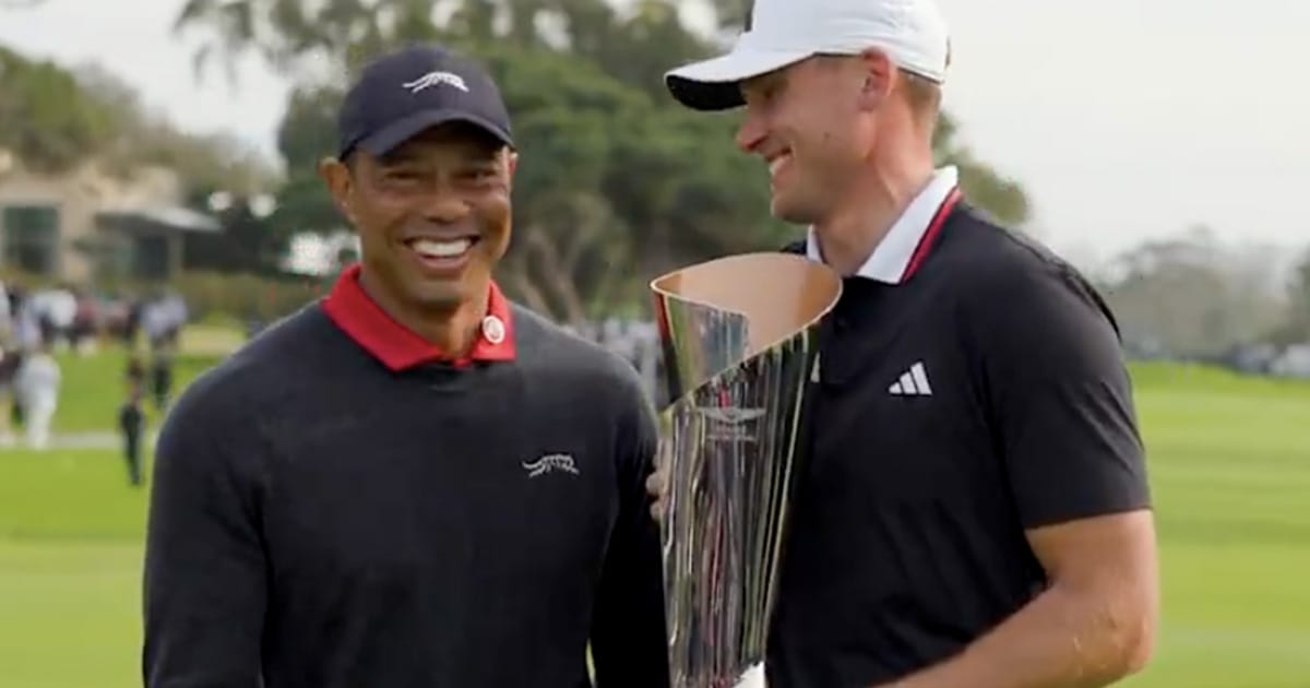 Ludvig Åberg bjuder på riktigt skönt snack med Tiger Woods under segerfirandet.