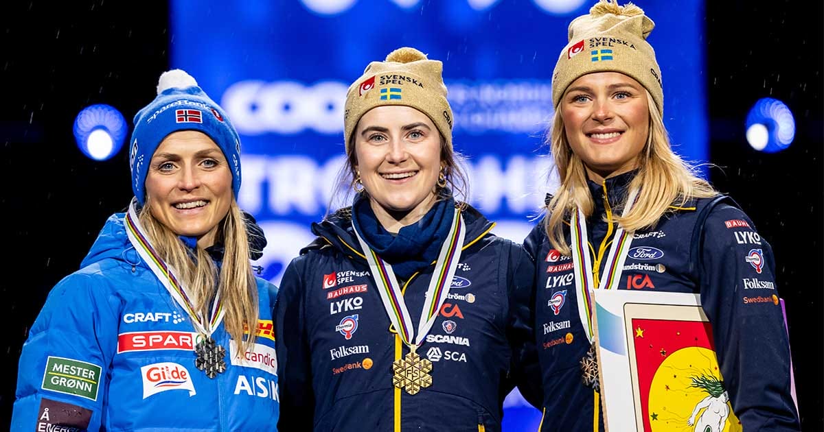 Det Frida Karlsson gör här på medaljceremonin under skid-VM har väckt starka känslor i Norge.