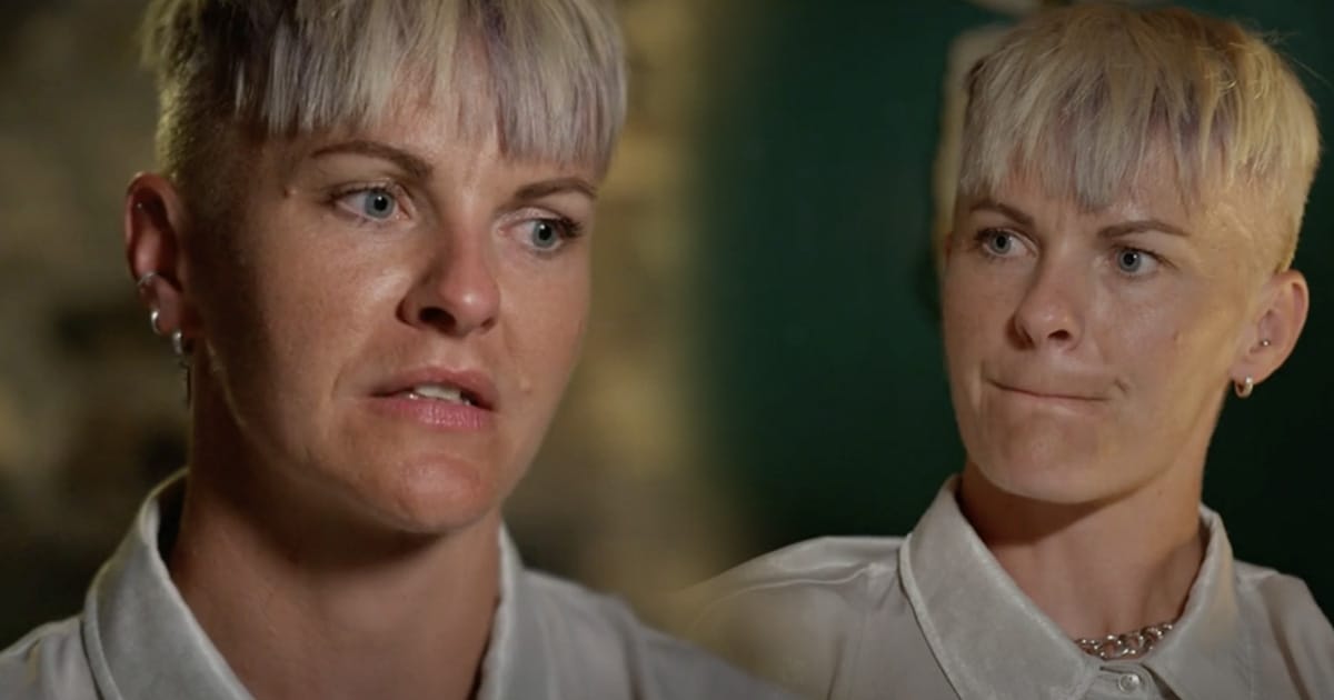 Nilla Fischer blir alldeles berörd under hyllningsfilmen till hennes fotbollskarriär.
