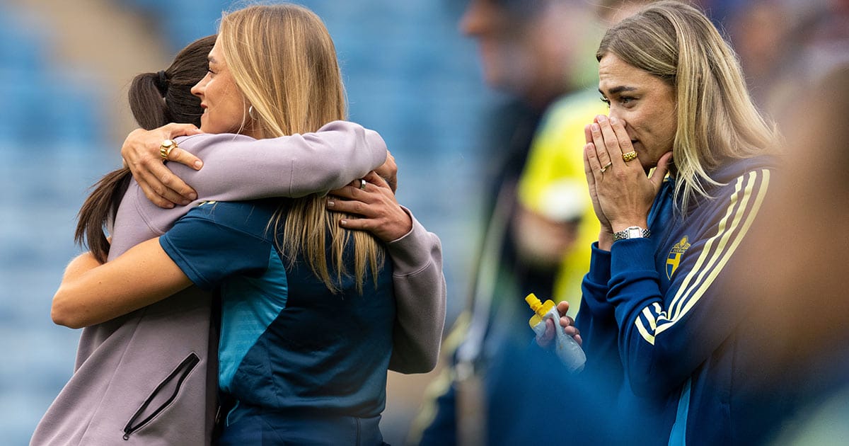 Fridolina Rolfö kramades om av norska spelare
