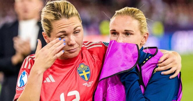 Jennifer Falk stod för en heroisk insats i målet men det räckte ändå inte i fotbolls-EM.