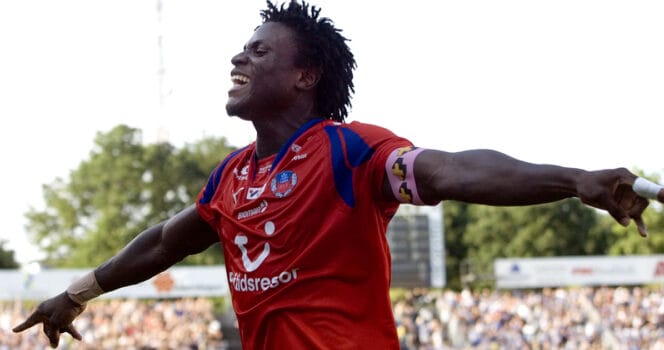 Fotbollsspelaren Razak Omotoyossi är död. Han blev 39 år gammal.