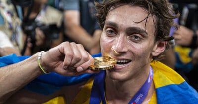 Armand Duplantis vann både VM-guld och slog nytt världsrekord på friidrotts-VM.