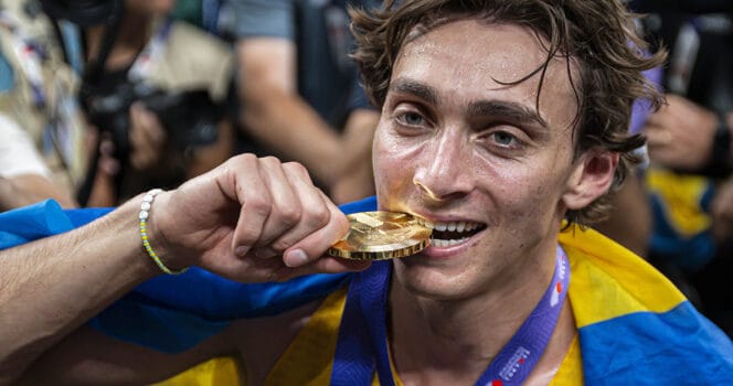 Armand Duplantis vann både VM-guld och slog nytt världsrekord på friidrotts-VM.