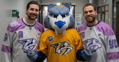 Svenske NHL-stjärnan Filip Forsberg var på barnsjukhus i Sverige.