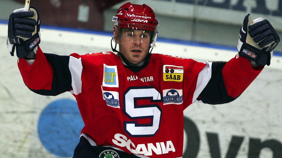 Hockeyspelaren Kyle Calder, som har spelat i Södertälje SK, har gått bort. Han blev 47 år gammal.