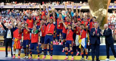 Spanien firar VM-guldet och Donald Trump vägrar lämna scenen.