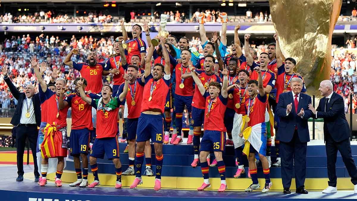 Spanien firar VM-guldet och Donald Trump vägrar lämna scenen.