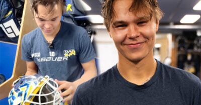 Herman Liv visar upp nya hockeyhjälmen med pappa Stefan Livs ansikte på.