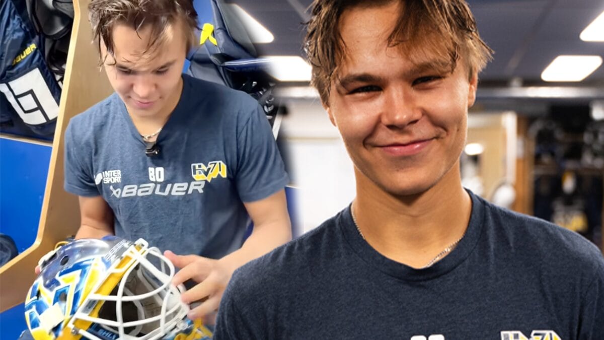 Herman Liv visar upp nya hockeyhjälmen med pappa Stefan Livs ansikte på.