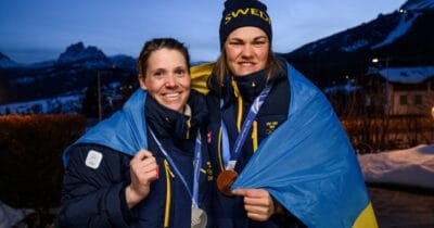 Sara Hector och Anna Swenn Larsson firar medaljer i OS 2026