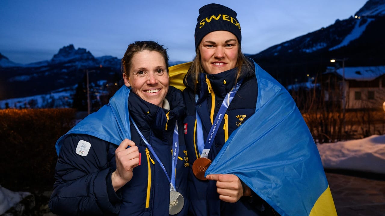 Sara Hector och Anna Swenn Larsson firar medaljer i OS 2026