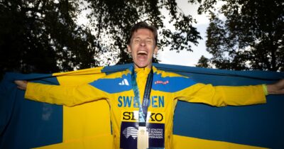 Andreas Almgren firar VM-guldet i halvmarathon