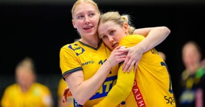 Svenska damerna firar efter en seger i handbolls-EM 2024