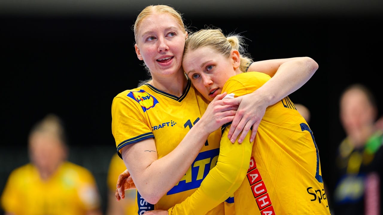 Svenska damerna firar efter en seger i handbolls-EM 2024