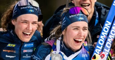 Hanna och Elvira Öberg firar VM-medalj i skidskytte
