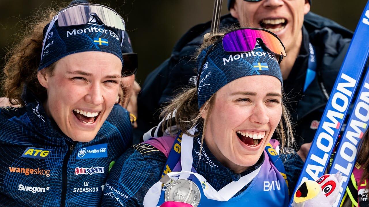 Hanna och Elvira Öberg firar VM-medalj i skidskytte