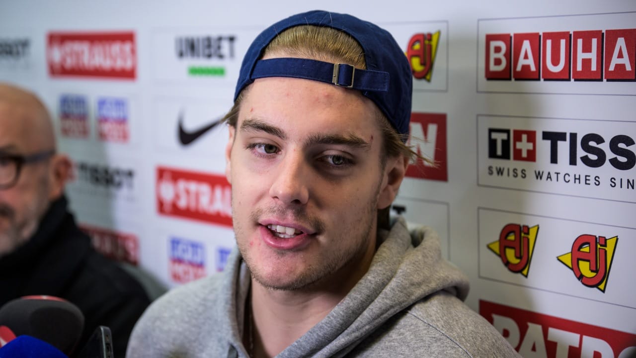 Leo Carlsson under en samling med Tre Kronor
