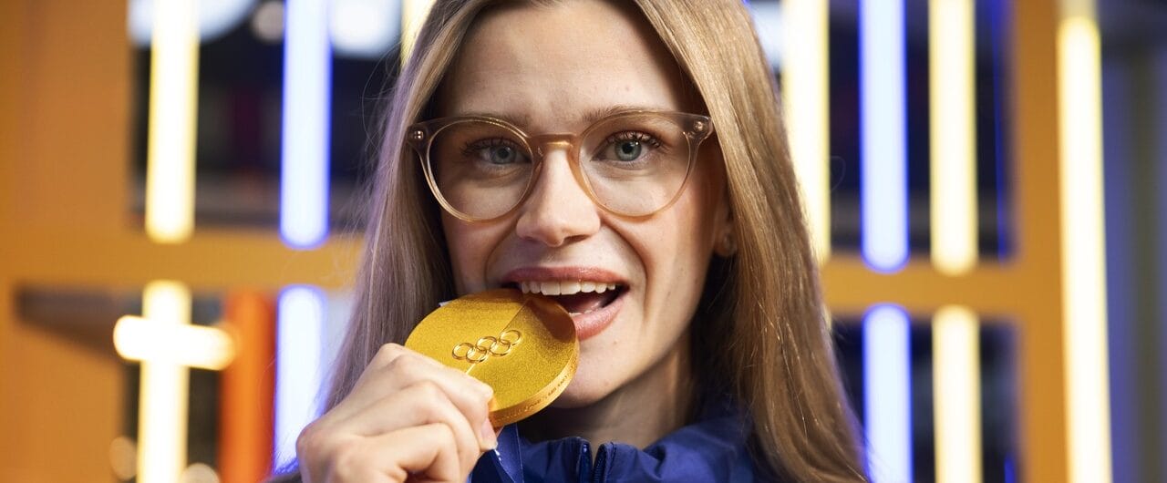 Isabella Wranå firar sitt OS-guld i curling