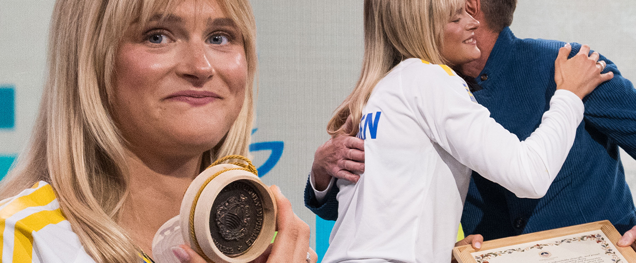 Frida Karlsson överraskas med hederspris under pressträffen.
