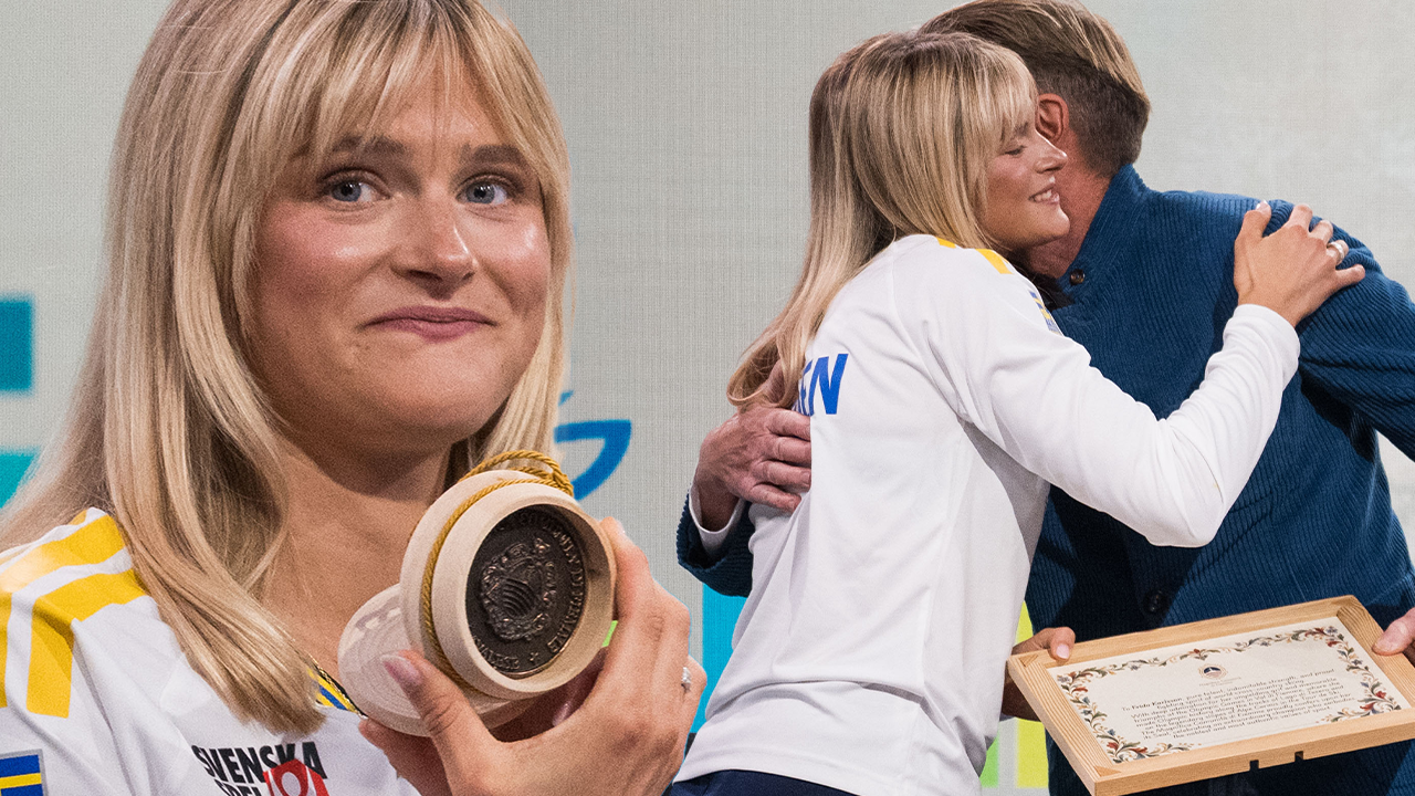 Frida Karlsson överraskas med hederspris under pressträffen.