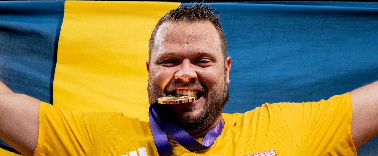 Daniel Ståhl firar sitt VM-guld i diskus