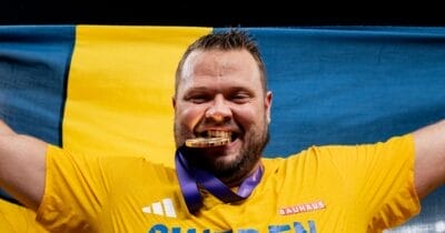 Daniel Ståhl firar sitt VM-guld i diskus