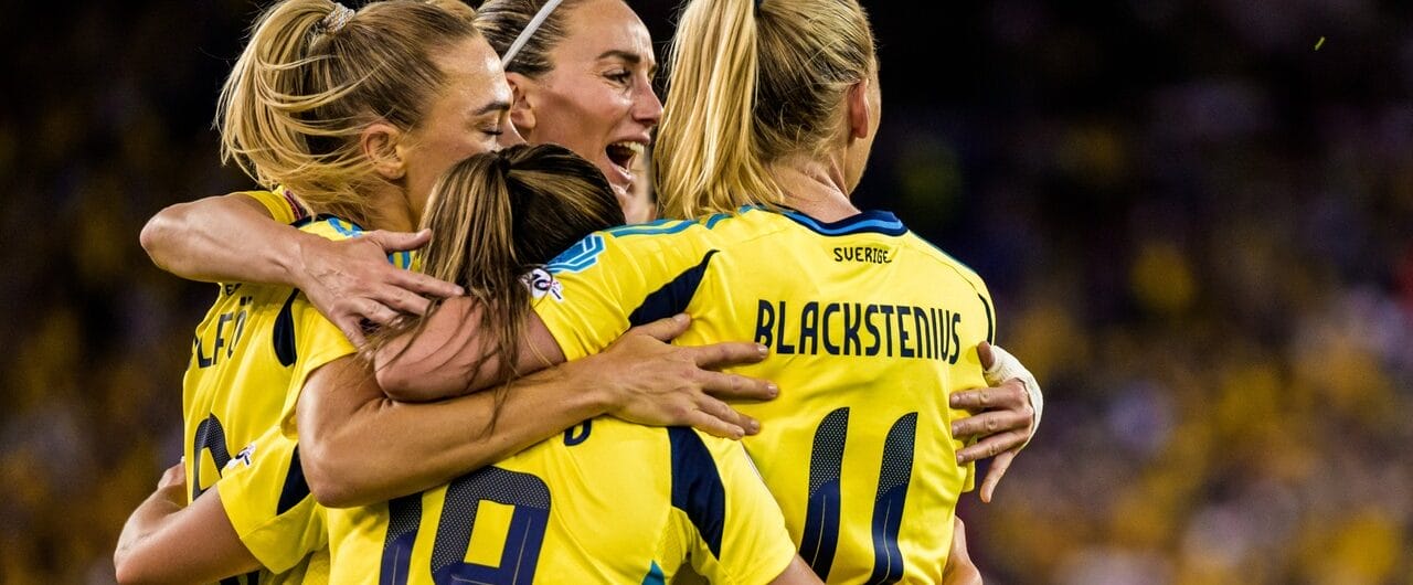 Damlandslaget i fotboll jublar efter mål mot England i fotbolls-EM