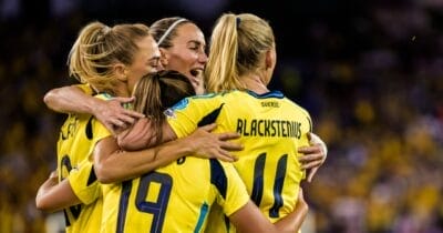 Damlandslaget i fotboll jublar efter mål mot England i fotbolls-EM