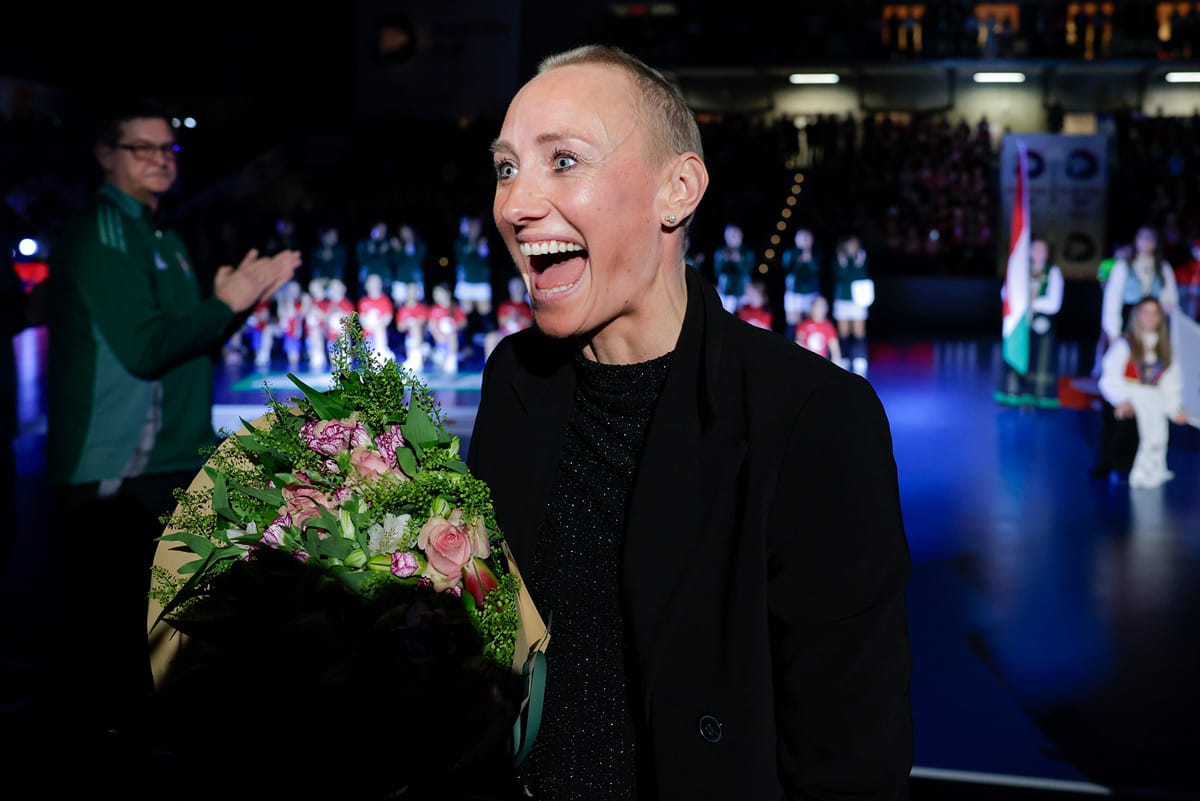 Håndballspiller Camilla Herrem hedres før håndballkampen mellom Norge og Ungarn under Posten Cup i Sotra Arena.